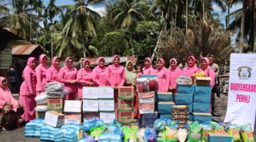 Jumat Berkah, Kapolres Aceh Tenggara dan Bhayangkari Salurkan Bantuan untuk Korban Kebakaran di Kute Bakhti