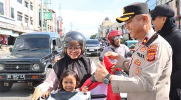 Jelang HUT RI ke-81, Wakapolres dan Forkopimda Aceh Tenggara Bagikan Bendera Merah Putih Gratis kepada Masyarakat