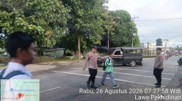 Bukan Hanya Mengatur Jalan, Polres Aceh Tenggara Jadi Pelindung Anak Saat Berangkat Sekolah